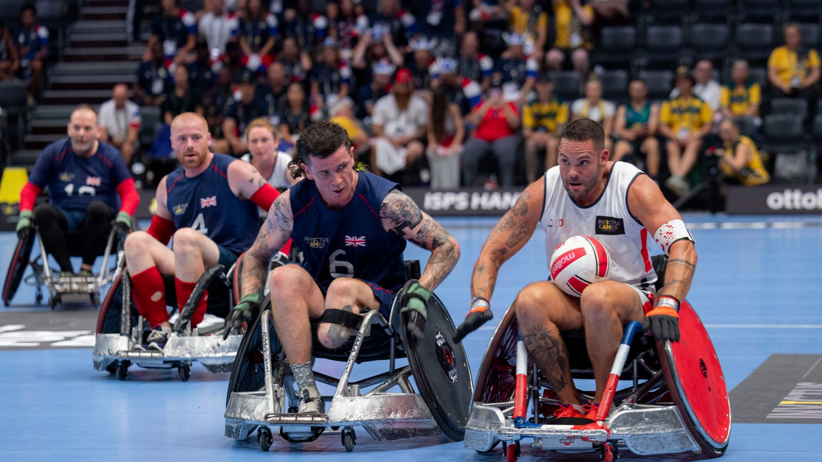 Die Mannschaften von Frankreich (weiß) und Großbritannien (blau) treten im Rollstuhl-Rugby gegeneinander an. - Foto: Christoph Reichwein/dpa