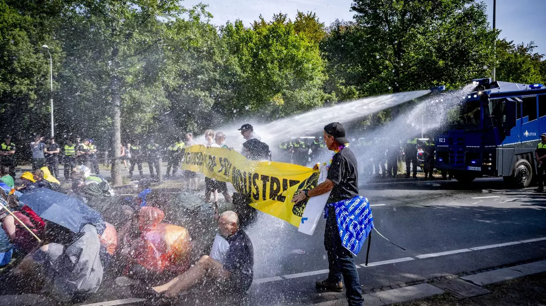 Einsatz von Wasserwerfern gegen Klimaaktivisten, die eine Straße blockieren. - Bild: Robin Utrecht/ANP/dpa