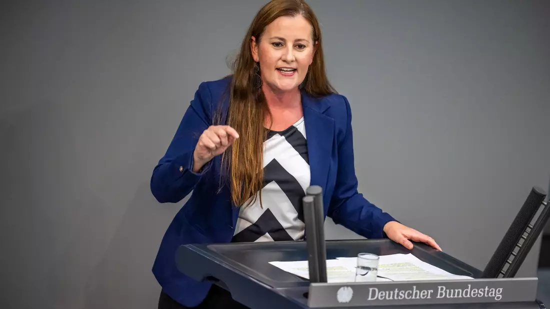 Die Linken-Vorsitzende Janine Wissler will Aktionäre zur Kasse bitten. - Bild: Michael Kappeler/dpa