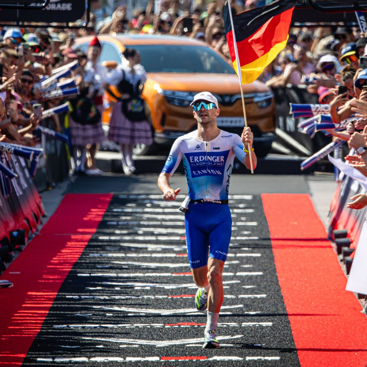 Patrick Lange jubelt im Ziel über WM-Silber. - Foto: Ingo Kutsche/dpa