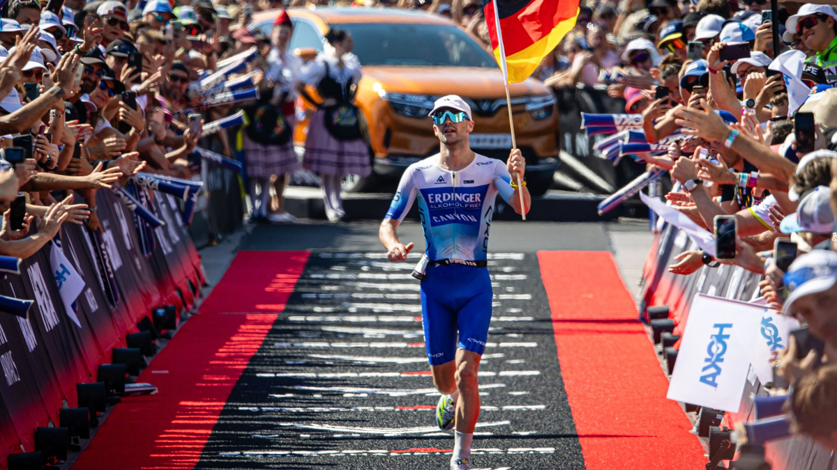 Patrick Lange jubelt im Ziel über WM-Silber. - Foto: Ingo Kutsche/dpa