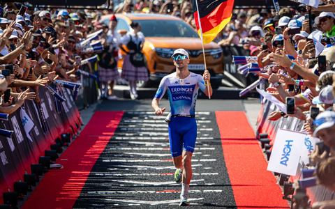 Patrick Lange jubelt im Ziel über WM-Silber. - Foto: Ingo Kutsche/dpa