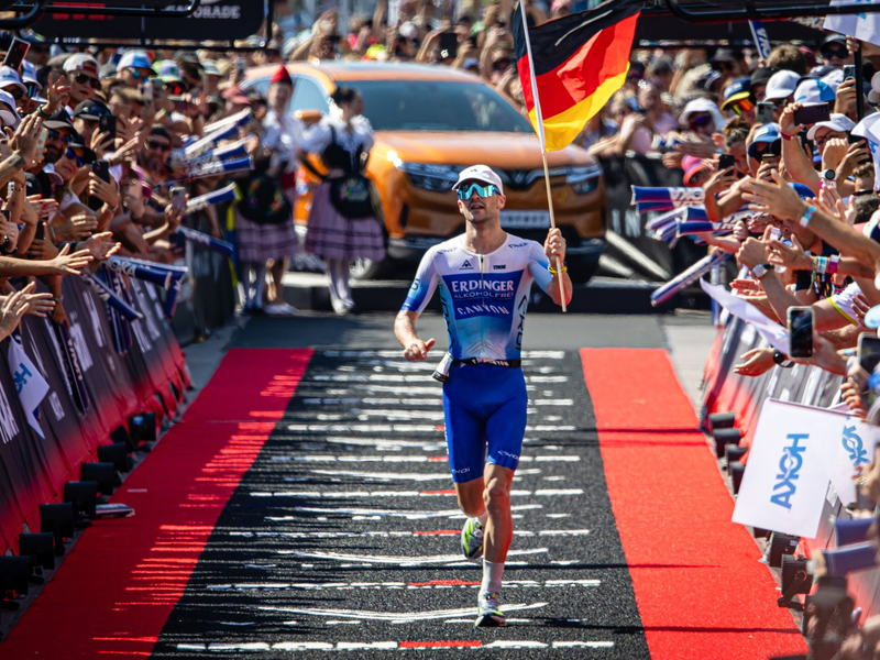 Patrick Lange jubelt im Ziel über WM-Silber. - Foto: Ingo Kutsche/dpa
