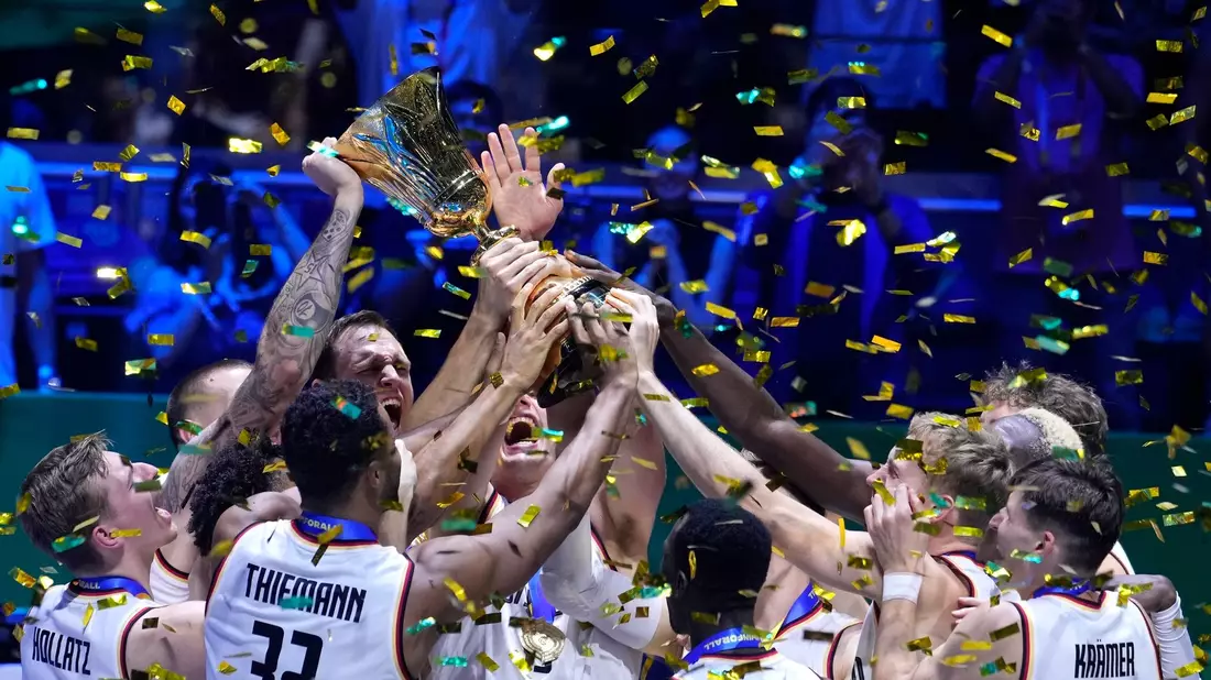 Die Deutsche Basketball-Nationalmannschaft feiert mit dem WM-Pokal. Im Finale besiegte das Team Serbien. - Bild: Michael Conroy/AP/dpa