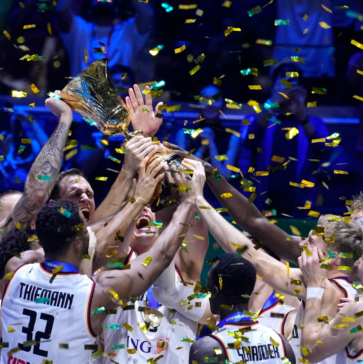 Die Deutsche Basketball-Nationalmannschaft feiert mit dem WM-Pokal. Im Finale besiegte das Team Serbien. - Foto: Michael Conroy/AP/dpa
