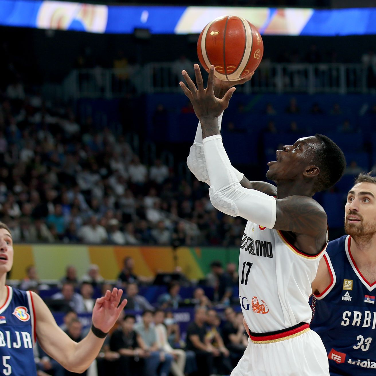 Deutschlands Dennis Schröder (2.v.r) beim Wurf gegen Serbiens Nikola Milutinov. Der DBB-Kapitän wurde als MVP des Turniers ausgezeichnet. - Foto: Matthias Stickel/dpa