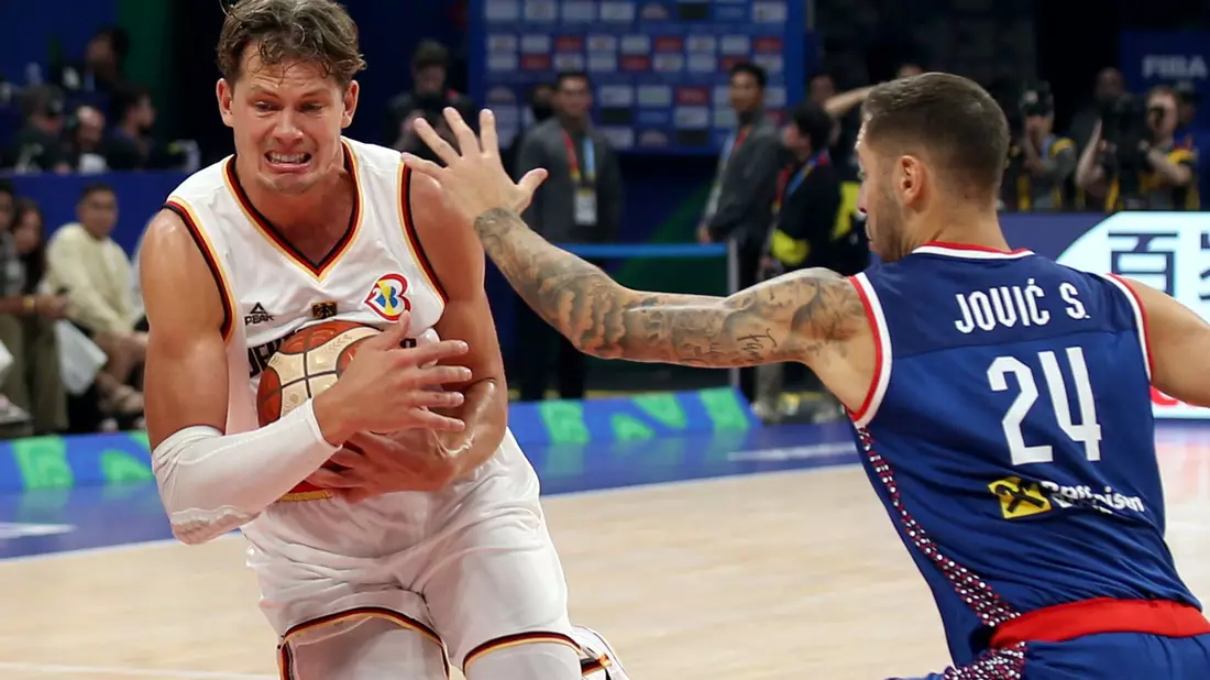 Deutschlands Moritz Wagner (l) beißt sich gegen Stefan Jovic durch. - Bild: Matthias Stickel/dpa