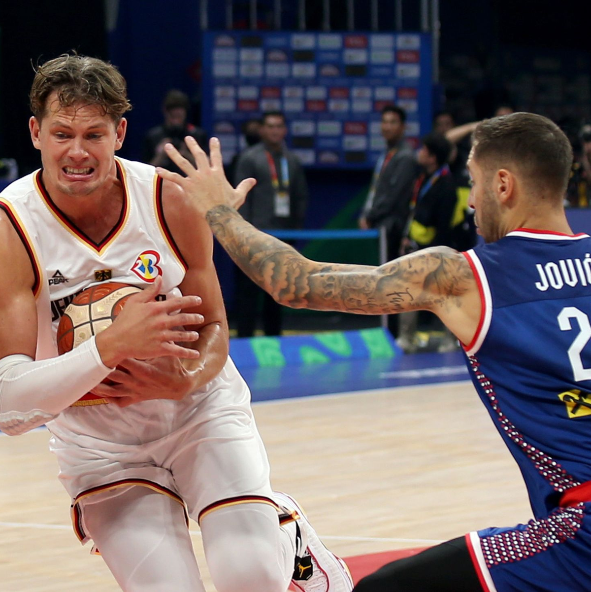 Deutschlands Moritz Wagner (l) beißt sich gegen Stefan Jovic durch. - Foto: Matthias Stickel/dpa