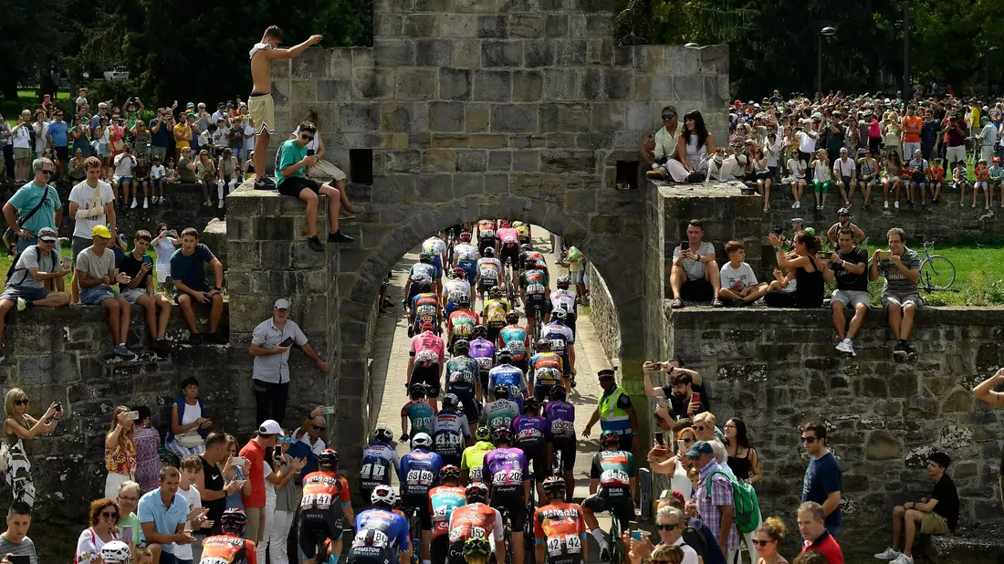 Das Fahrerfeld der Vuelta auf der Etappe. - Bild: Alvaro Barrientos/AP/dpa
