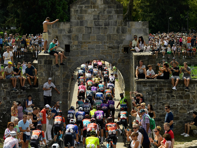 Das Fahrerfeld der Vuelta auf der Etappe. - Foto: Alvaro Barrientos/AP/dpa