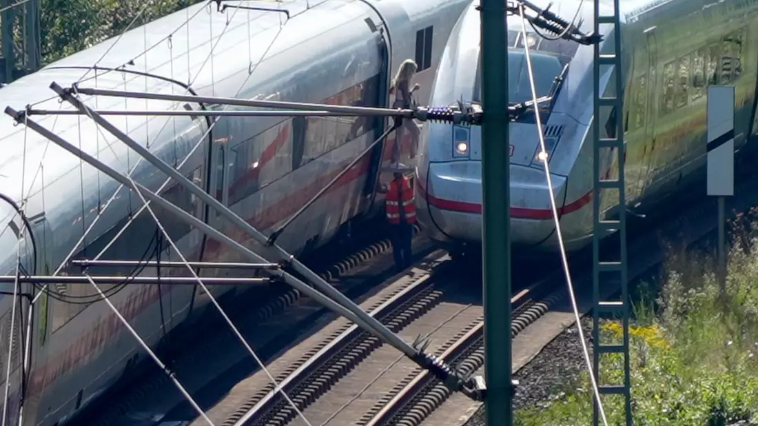 Die Evakuierung von Passagieren aus einem ICE nach einem Oberleitungsschaden bei Frankfurt. - Bild: Marvin Filipovic/5VISION.NEWS/dpa