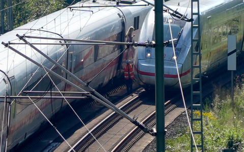 Die Evakuierung von Passagieren aus einem ICE nach einem Oberleitungsschaden bei Frankfurt. - Foto: Marvin Filipovic/5VISION.NEWS/dpa