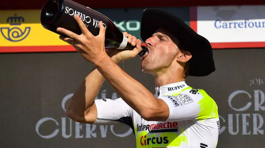 Der Portugiese Rui Costa vom Team Intermache feiert auf dem Podium seinen Etappensieg. - Bild: Alvaro Barrientos/AP/dpa