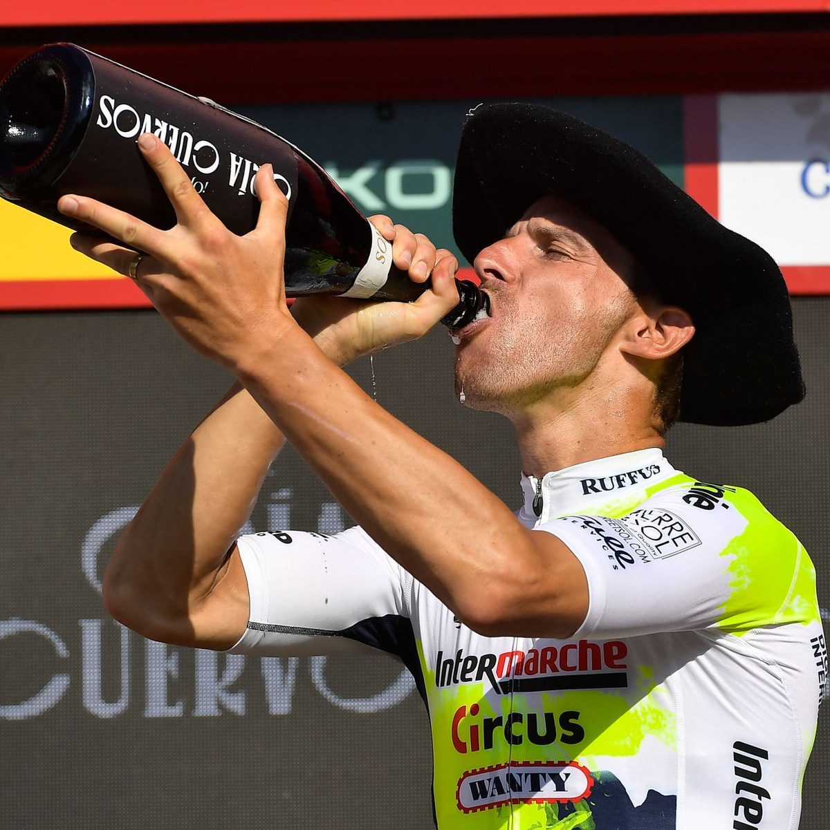 Der Portugiese Rui Costa vom Team Intermache feiert auf dem Podium seinen Etappensieg. - Foto: Alvaro Barrientos/AP/dpa