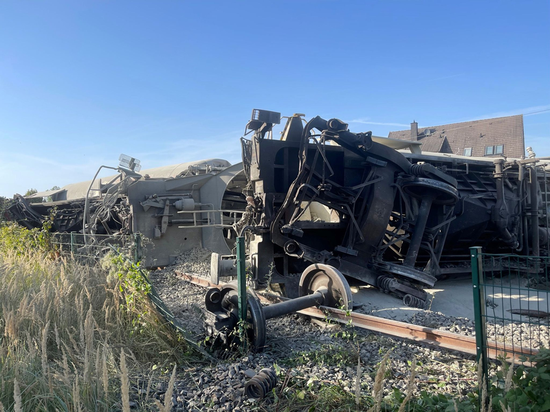 Teile des entgleisten Güterzuges: Das Unglück ereignete sich an einer Abzweigung von einer Hauptstrecke. - Foto: Christian Müller/Westfalennews/dpa