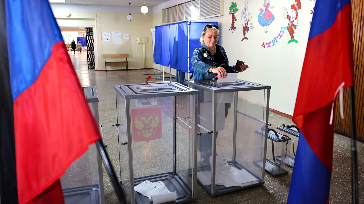 Eine Frau gibt in einem Wahllokal in Donezk ihre Stimme ab. - Foto: AP/dpa