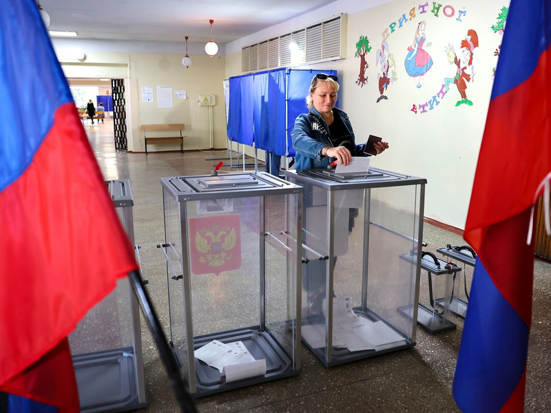 Eine Frau gibt in einem Wahllokal in Donezk ihre Stimme ab. - Foto: AP/dpa
