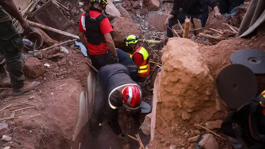 Rettungskräfte suchen in der Stadt Ouirgane nach Überlebenden. - Bild: Khaled Nasraoui/dpa