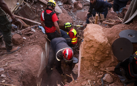 Rettungskräfte suchen in der Stadt Ouirgane nach Überlebenden. - Foto: Khaled Nasraoui/dpa
