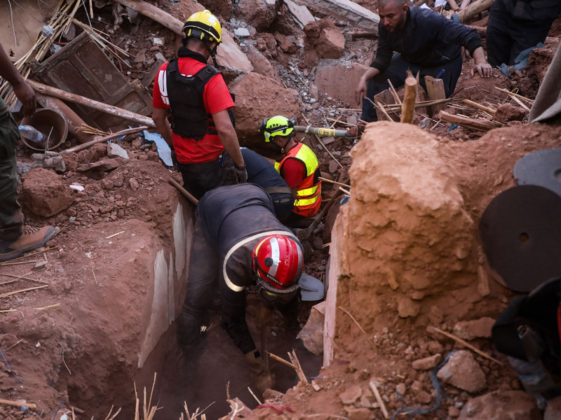 Rettungskräfte suchen in der Stadt Ouirgane nach Überlebenden. - Foto: Khaled Nasraoui/dpa