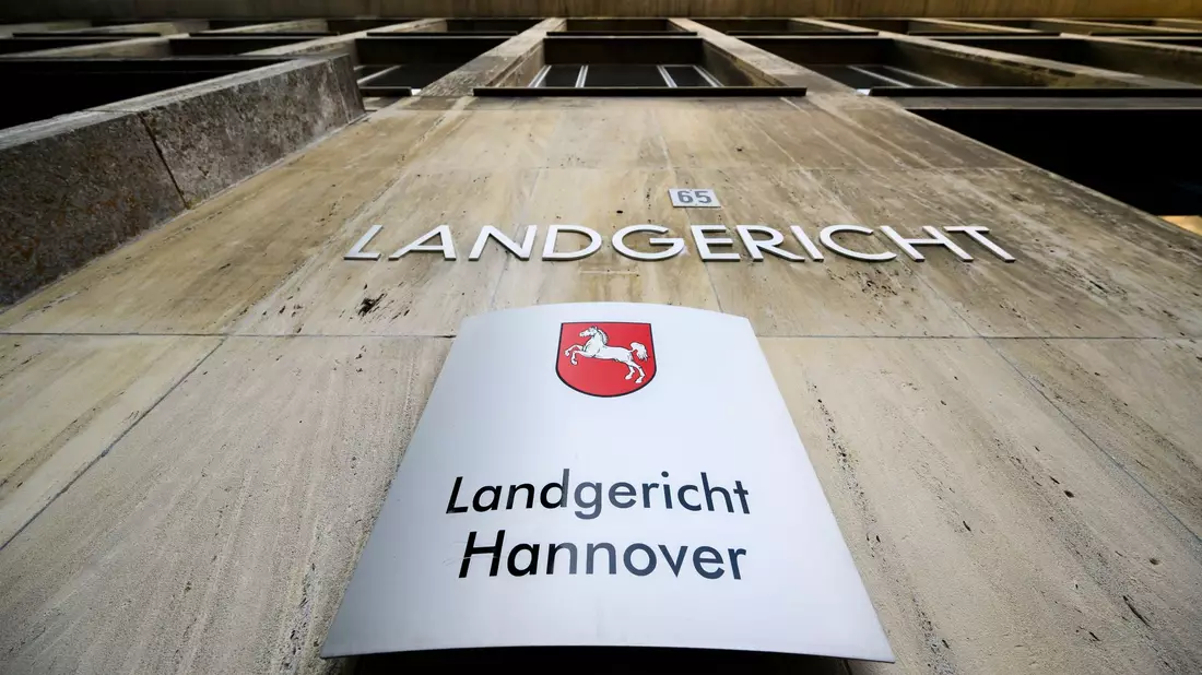 Am Landgericht Hannover wird das Urteil im Mordprozess um eine verschwundene Frau erwartet. - Bild: Julian Stratenschulte/dpa