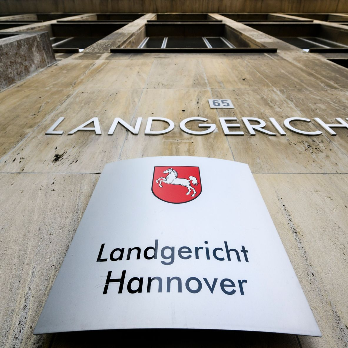 Am Landgericht Hannover wird das Urteil im Mordprozess um eine verschwundene Frau erwartet. - Foto: Julian Stratenschulte/dpa