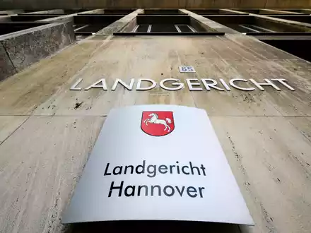 Am Landgericht Hannover wird das Urteil im Mordprozess um eine verschwundene Frau erwartet. - Foto: Julian Stratenschulte/dpa