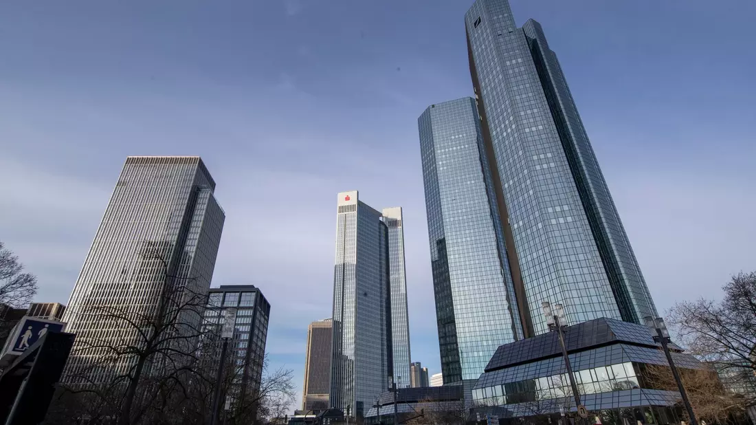 Blick auf die Zentrale der Deutschen Bank (r) im Frankfurter Bankenviertel. - Bild: Helmut Fricke/dpa
