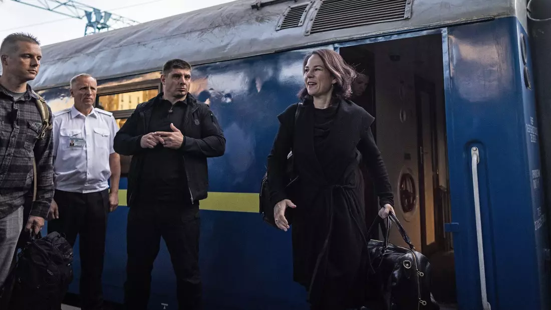 Annalena Baerbock ist mit dem Zug in der ukrainischen Hauptstadt Kiew gereist. - Bild: Oliver Weiken/dpa