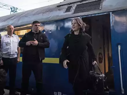 Annalena Baerbock ist mit dem Zug in der ukrainischen Hauptstadt Kiew gereist. - Foto: Oliver Weiken/dpa