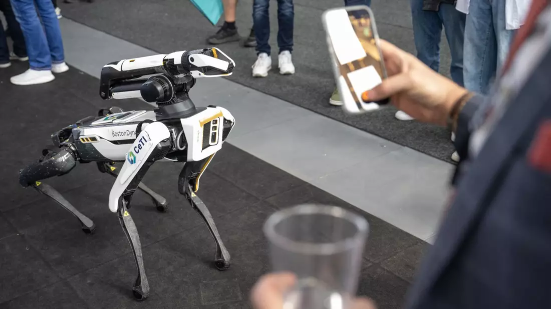 Die vierbeinigen «Spot»-Roboter, die an einen großen Hund erinnern, werden für Otto unter anderem Tunnel inspizieren, Geräte-Anzeigen ablesen und am Geräusch Gas- oder Druckluft-Lecks entdecken. - Bild: Sebastian Christoph Gollnow/dpa