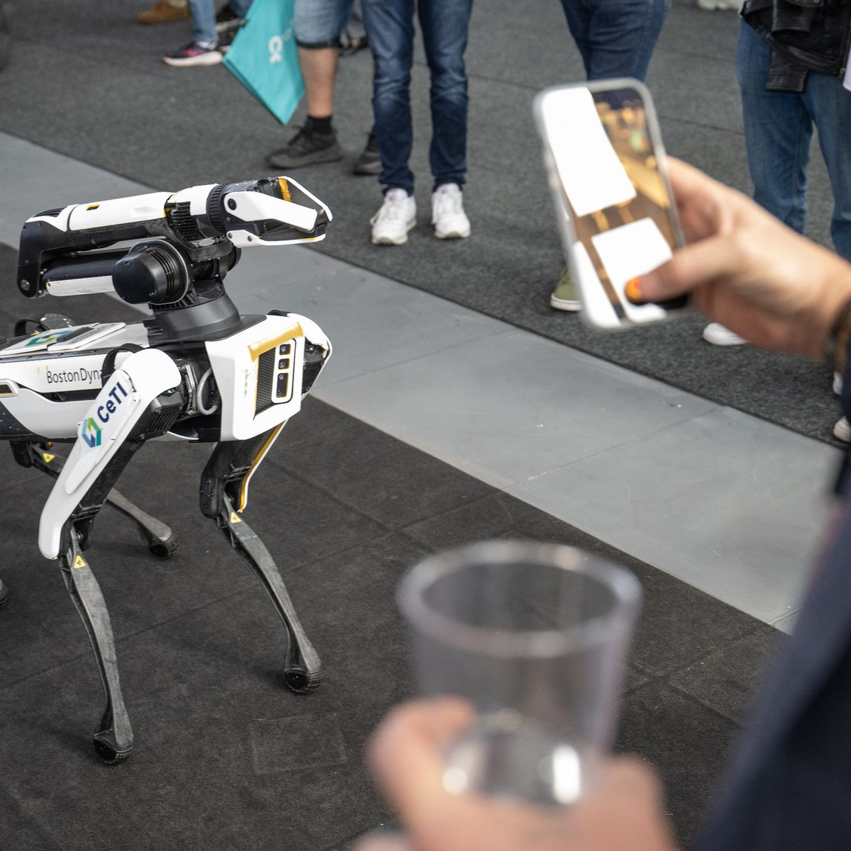 Die vierbeinigen «Spot»-Roboter, die an einen großen Hund erinnern, werden für Otto unter anderem Tunnel inspizieren, Geräte-Anzeigen ablesen und am Geräusch Gas- oder Druckluft-Lecks entdecken. - Foto: Sebastian Christoph Gollnow/dpa