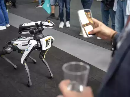 Die vierbeinigen «Spot»-Roboter, die an einen großen Hund erinnern, werden für Otto unter anderem Tunnel inspizieren, Geräte-Anzeigen ablesen und am Geräusch Gas- oder Druckluft-Lecks entdecken. - Foto: Sebastian Christoph Gollnow/dpa