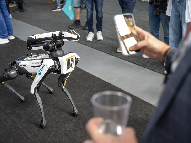 Die vierbeinigen «Spot»-Roboter, die an einen großen Hund erinnern, werden für Otto unter anderem Tunnel inspizieren, Geräte-Anzeigen ablesen und am Geräusch Gas- oder Druckluft-Lecks entdecken. - Foto: Sebastian Christoph Gollnow/dpa