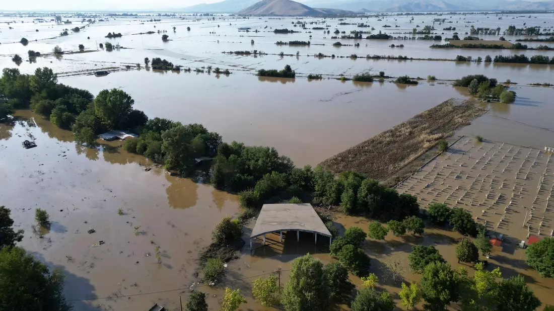 Hochwasser und Schlamm prägen die überfluteten Gebiete in Mittelgriechenland. - Bild: Vaggelis Kousioras/AP