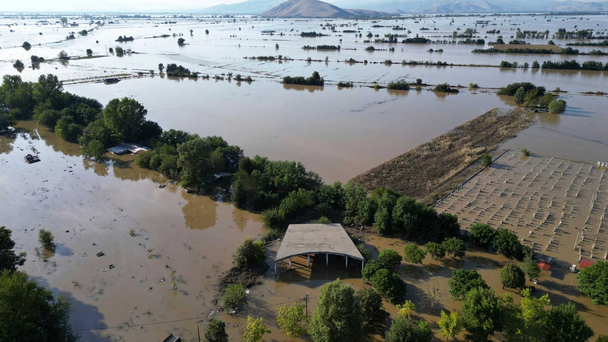 Hochwasser und Schlamm prägen die überfluteten Gebiete in Mittelgriechenland. - Foto: Vaggelis Kousioras/AP