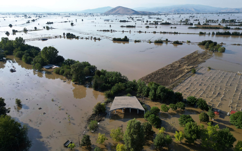 Hochwasser und Schlamm prägen die überfluteten Gebiete in Mittelgriechenland. - Foto: Vaggelis Kousioras/AP