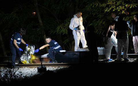 Rettungskräfte arbeiten an der Unglücksstelle, wo eine Gruppe Menschen von einem Zug erfasst wurde. - Foto: Lorena Sopêna/EUROPA PRESS/dpa
