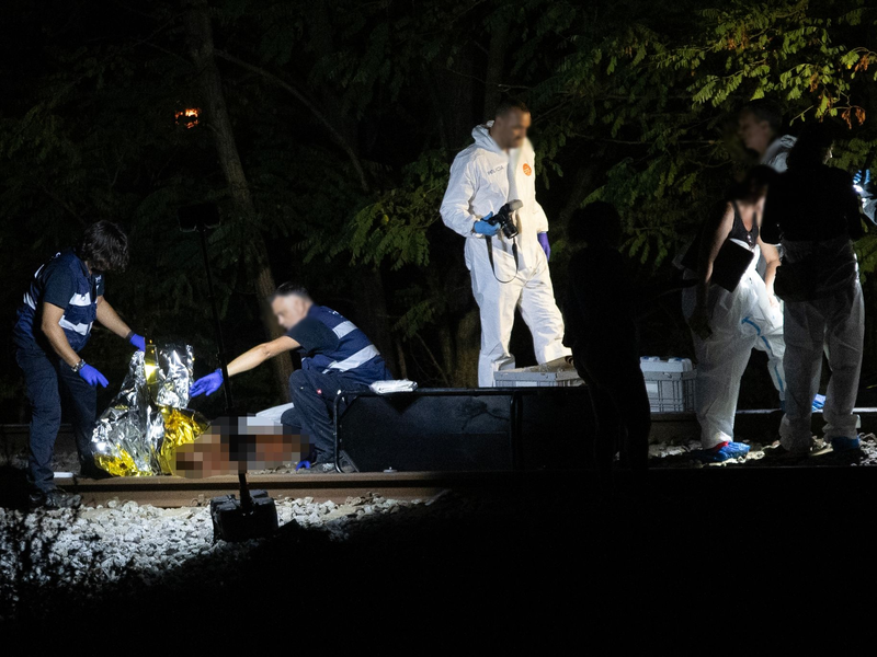 Rettungskräfte arbeiten an der Unglücksstelle, wo eine Gruppe Menschen von einem Zug erfasst wurde. - Foto: Lorena Sopêna/EUROPA PRESS/dpa