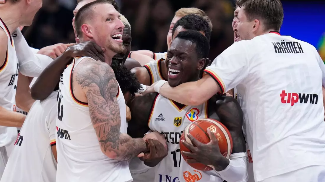 Das deutsche Team feiert nach dem Sieg. - Bild: Michael Conroy/AP/dpa