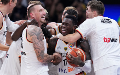 Das deutsche Team feiert nach dem Sieg. - Foto: Michael Conroy/AP/dpa