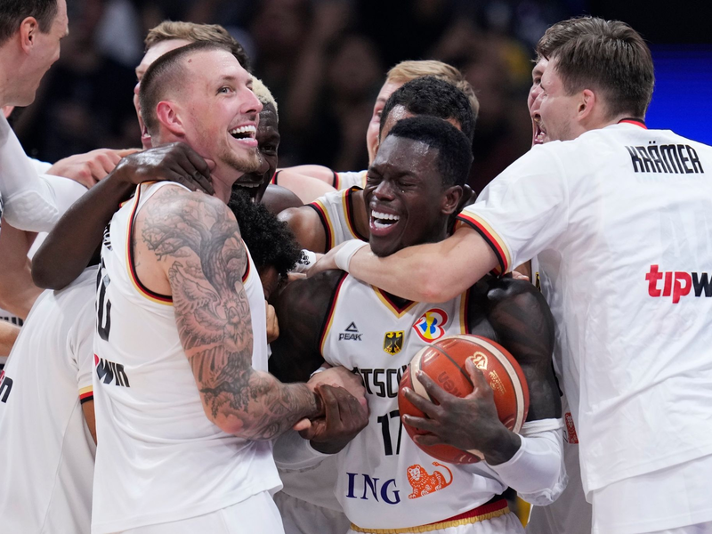 Das deutsche Team feiert nach dem Sieg. - Foto: Michael Conroy/AP/dpa