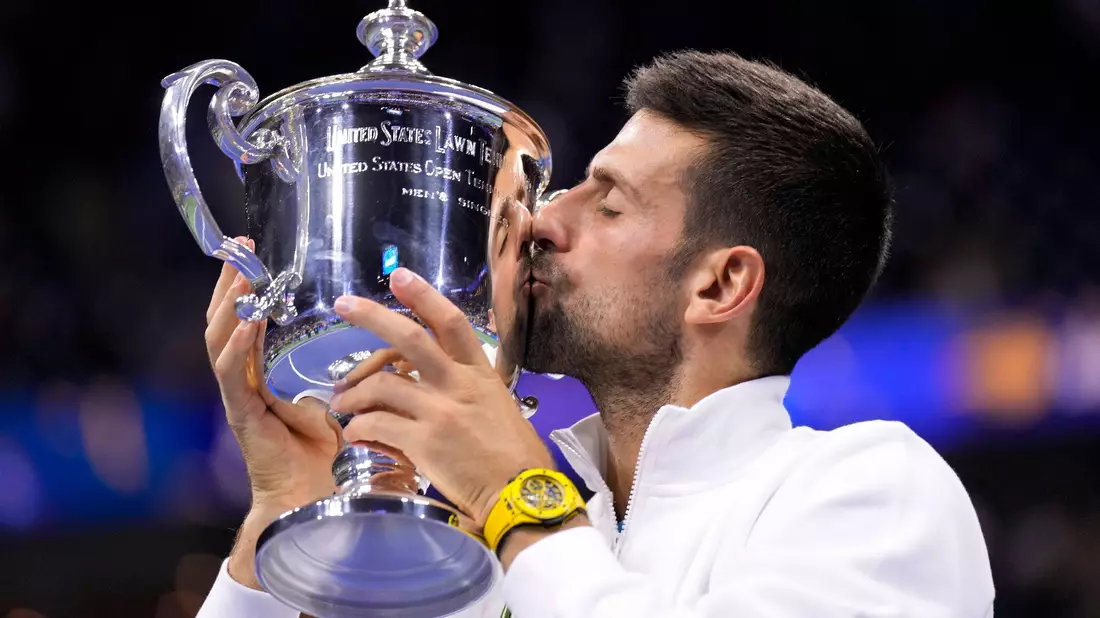 Novak Djokovic küsst die US-Open-Trophäe. - Bild: Manu Fernandez/AP/dpa
