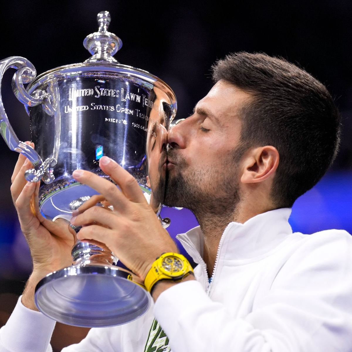 Novak Djokovic küsst die US-Open-Trophäe. - Foto: Manu Fernandez/AP/dpa