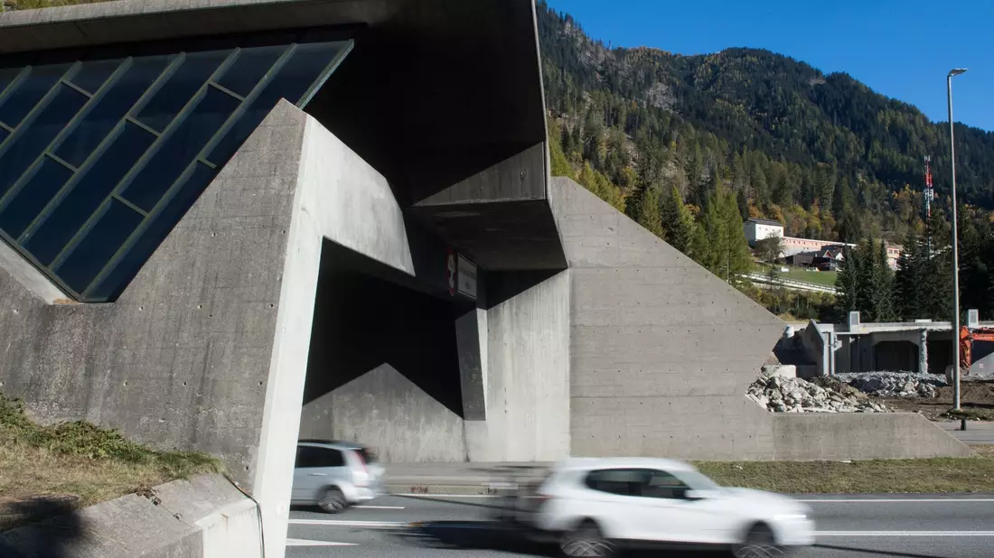 Ein Auto verlässt das Südportal des Gotthard-Straßentunnels - aktuell ist dieser gesperrt. - Bild: Alessandro Crinari/KEYSTONE/TI-PRESS/dpa