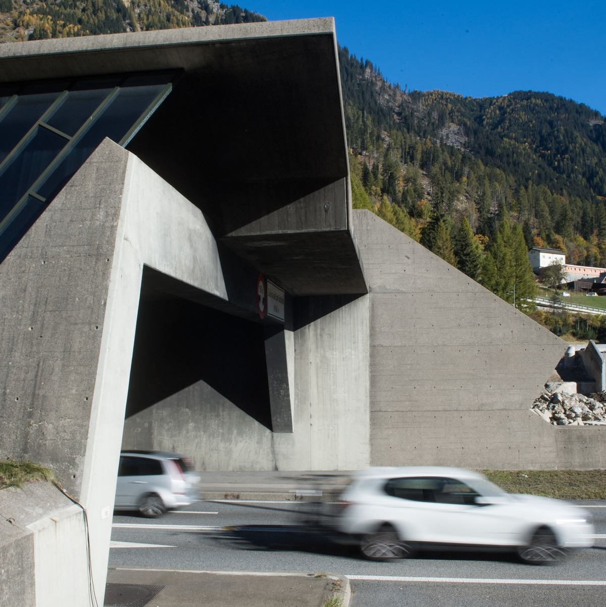 Ein Auto verlässt das Südportal des Gotthard-Straßentunnels - aktuell ist dieser gesperrt. - Foto: Alessandro Crinari/KEYSTONE/TI-PRESS/dpa