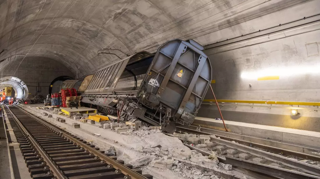 Der Gotthard-Eisenbahntunnel ist nach der Entgleisung eines Güterzugs ebenfalls gesperrt. - Bild: Urs Flueeler/KEYSTONE/dpa