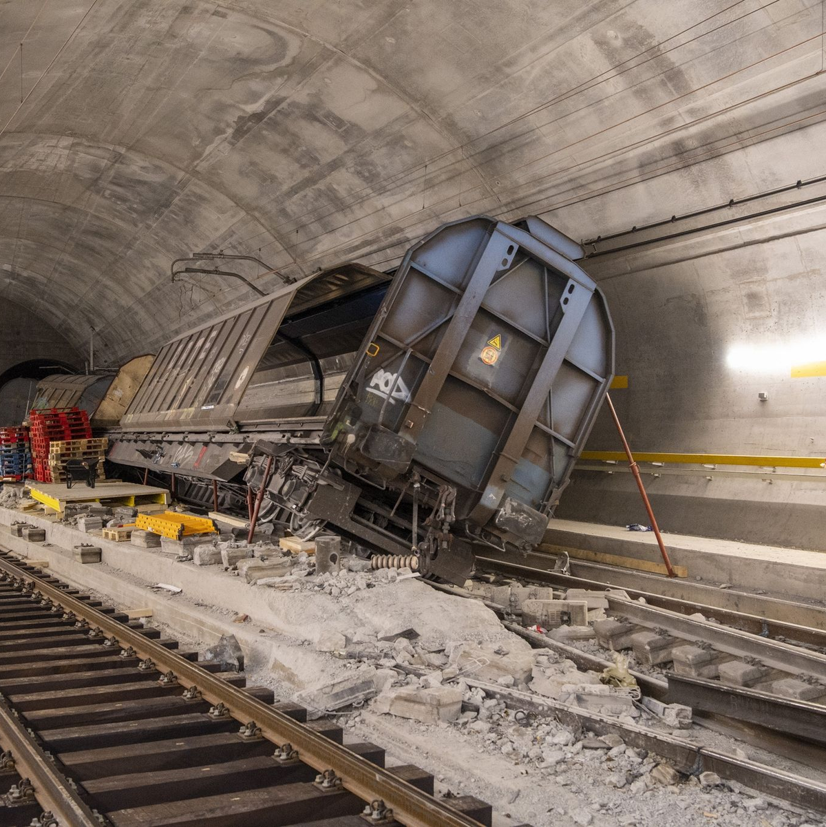 Der Gotthard-Eisenbahntunnel ist nach der Entgleisung eines Güterzugs ebenfalls gesperrt. - Foto: Urs Flueeler/KEYSTONE/dpa