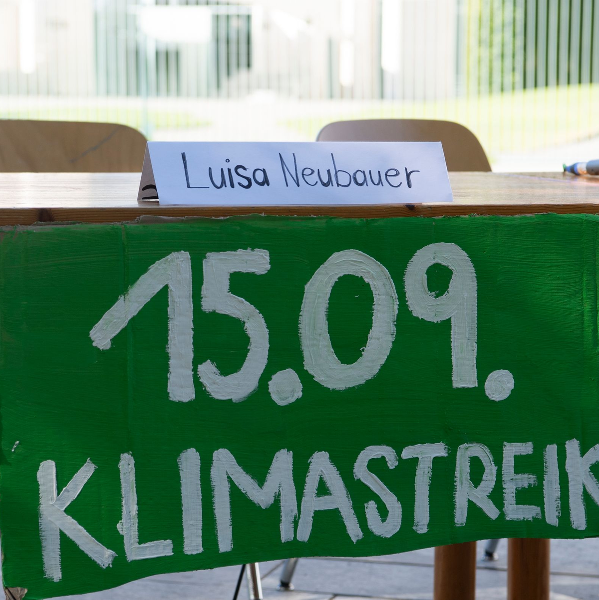 Zum inzwischen 13. globalen «Schulstreik fürs Klima» dürften in den Millionenstädten besonders viele Teilnehmerinnen und Teilnehmer zusammenströmen. - Foto: Paul Zinken/dpa