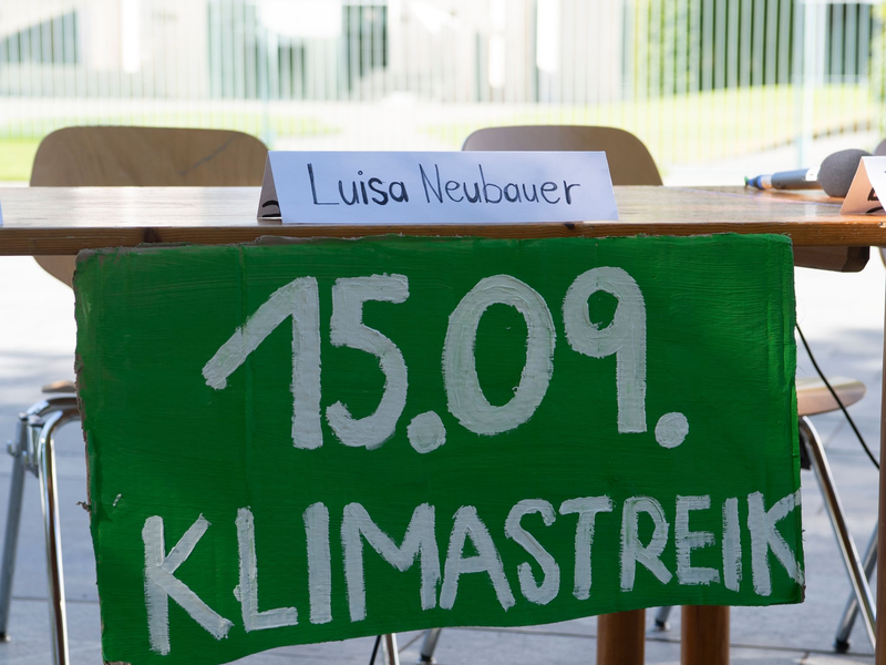 Zum inzwischen 13. globalen «Schulstreik fürs Klima» dürften in den Millionenstädten besonders viele Teilnehmerinnen und Teilnehmer zusammenströmen. - Foto: Paul Zinken/dpa